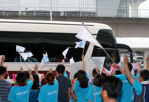 북한 선수단 환영하는 시민들