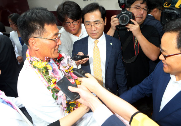 꽃다발 받는 서길산 북한 선수단장