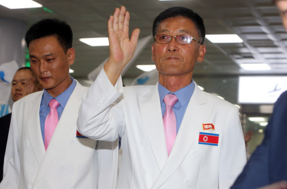 손 흔드는 서길산 북한 선수단장