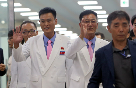 입국하는 북한 선수단