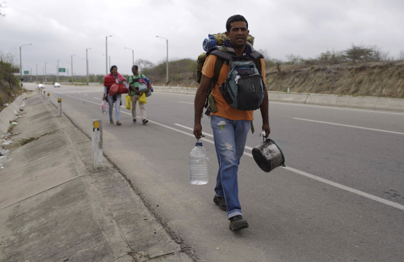 베네수엘라 난민들이 고속도로를 따라서 페루 리마로 걸어서 가고 있다.AP Photo/연합뉴스