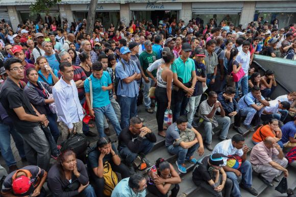 베네수엘라 수도 카라카스에 정전으로 지하철운행이 중단되자 시민들이 역입구에서 기다리고 있다.  EPA/연합뉴스
