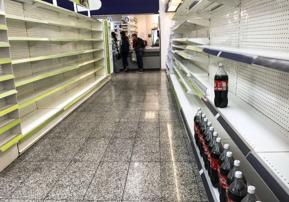 베네수엘라 수도 카라카스에 있는 수퍼마켓내 진열대가 비어있다, AFP/연합뉴스