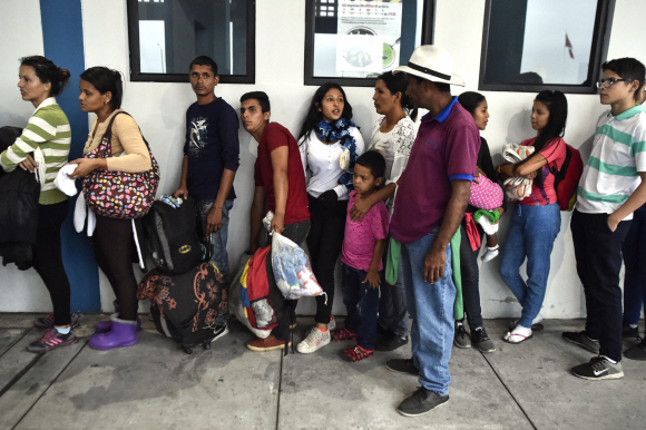 페루 국경도시인 툼베스 이민국사무실에 베네수엘라 난민신청자들이 줄을 서있다.  AFP/연합뉴스