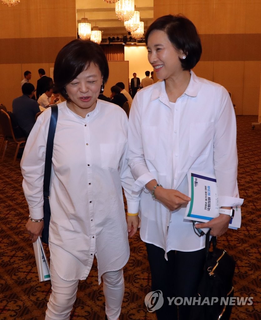 나란히 선 진선미(왼쪽), 유은혜 국무위원 후보자들. 연합뉴스