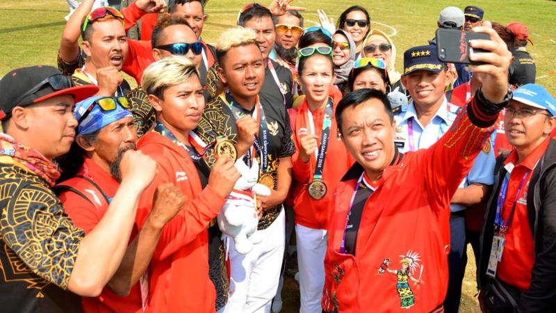 이맘 나흐라위 인도네시아 체육청소년부 장관이 메달리스트들과 어울려 셀피를 찍고 있다. 