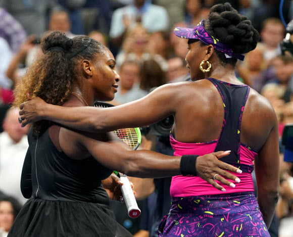 비너스 윌리엄스(왼쪽)와 세레나 윌리엄스가 31일(현지시간) 미국 뉴욕에서 열린 US오픈 테니스대회에서 맞대결을 펼친 후 서로를 다독이며 인사를 나누고 있다. AFP 연합뉴스