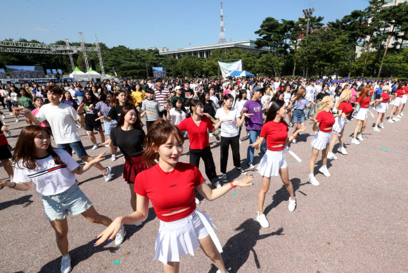 1일 오전 서울 여의도공원에서 열린 제2회 청년의 날 행사에서 청년의날 법정기념일 제정 등을  위한 대규모 플래시몹이 열리고 있다. 2018.9.1  연합뉴스