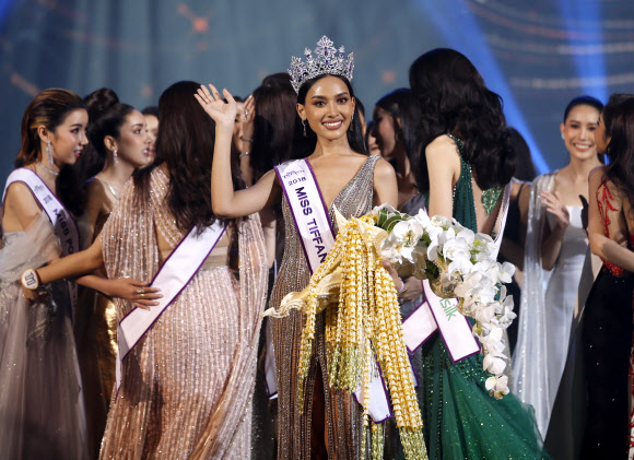 31일(현지시간) 태국 파타야에서 열린 ‘2018 미스 티파니 유니버스(Miss Tiffany’s Universe Thailand)’에서 우승을 차지한 Kanwara Kaewjin가 미소지으며 손인사를 하고 있다. EPA 연합뉴스
