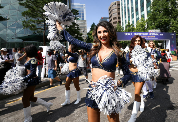 1일 서울광장과 무교로 일대에서 열린 2018 서울세계도시문화축제에서 각국 전통 의상을 입은 출연자들이 세계거리퍼레이드를 하고 있다. 2018.9.1 연합뉴스