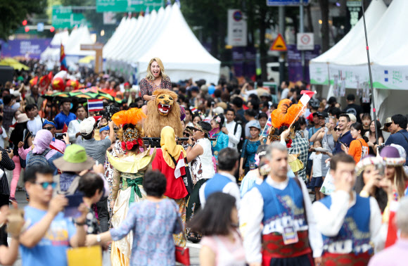 1일 서울광장과 무교로 일대에서 열린 2018 서울세계도시문화축제에서 각국 전통 의상을 입은 출연자들이 세계거리퍼레이드를 하고 있다. 2018.9.1 연합뉴스