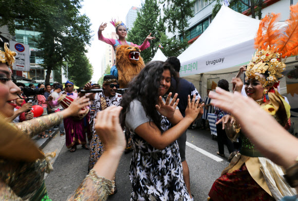 1일 서울광장과 무교로 일대에서 열린 2018 서울세계도시문화축제에서 각국 전통 의상을 입은 출연자들이 세계거리퍼레이드를 하며 시민, 외국인관광객들과 함께 춤을 추고 있다. 2018.9.1 연합뉴스