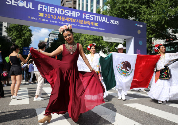 1일 서울광장과 무교로 일대에서 열린 2018 서울세계도시문화축제에서 각국 전통 의상을 입은 출연자들이 세계거리퍼레이드를 하고 있다. 2018.9.1 연합뉴스
