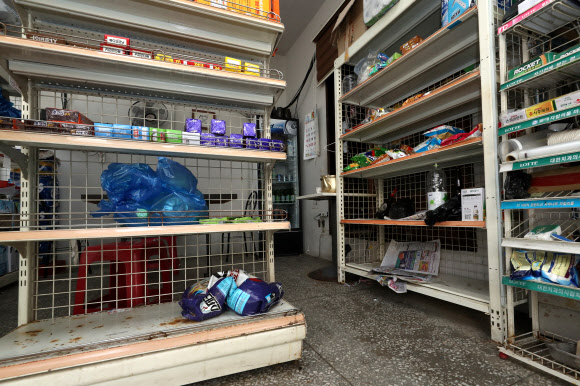 연거푸 침수 피해에 텅 빈 가게 진열장