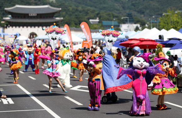 광화문 수놓는 할로윈 축제 퍼레이드
