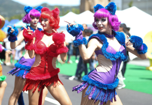 캣우먼의 매혹적인 할로윈 퍼레이드