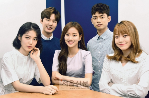 웹드라마 ‘에이틴’ 배우들. 왼쪽부터 신예은, 김동희, 이나은, 의현, 김수현. 최해국 선임기자seaworld@seoul.co.kr