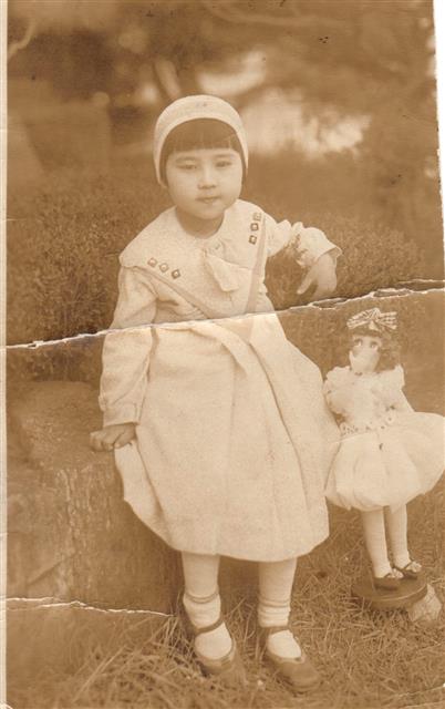 순종비가 선물한 프랑스 인형과 함께 있는 이해경 여사의 7살 때 사진. 이해경 여사 제공