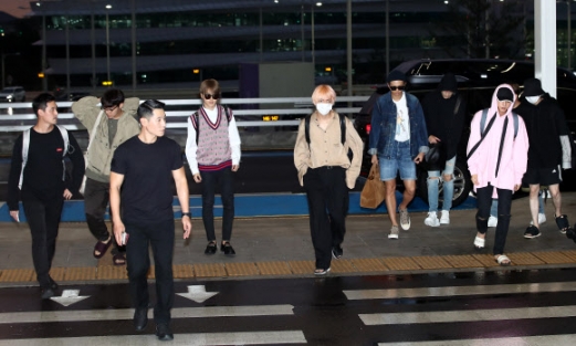 그룹 방탄소년단(BTS)이 3일 오후 인천공항을 통해 월드투어 미국 첫 공연이 예정된 LA로 출국하고 있다. 2018.9.3 연합뉴스
