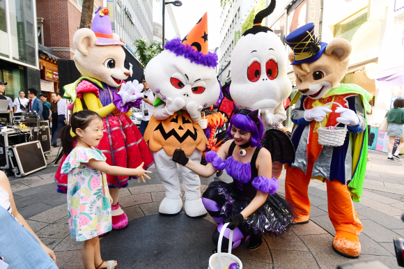4일 서울 명동에서 열린 ‘에버랜드 해피 할로윈’ 거리공연에서 출연진들이 시민들과 가위바위보를 해 선물을 주고  있다. 2018. 9. 4 정연호 기자 tpgod@seoul.co.kr