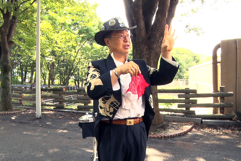 지난달 31일 서울대공원에서 만난 이상림 사육사가 마술 시범을 선보이고 있다.