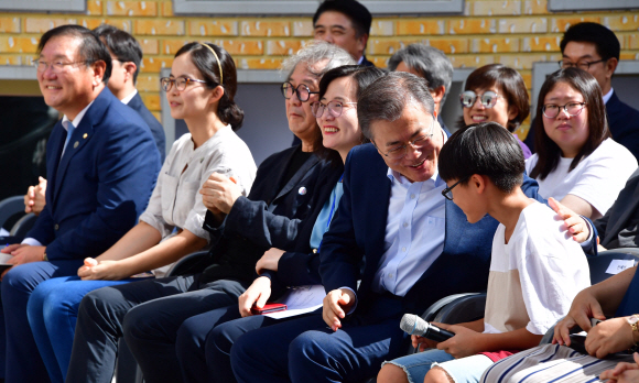 문재인 대통령이 4일 오후 서울 은평구 구산동 도서관마을에서 열린 ‘대한민국 국민생활 SOC 현장방문, 동네건축 현장을 가다’ 행사에서 어린이와 이야기 하고 있다. 2018. 9. 4 도준석 기자 pado@seoul.co.kr