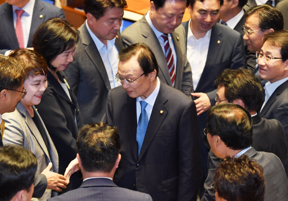 이해찬(가운데) 더불어민주당 대표가 4일 국회에서 교섭단체 대표 연설을 마친 뒤 동료 의원들과 악수하고 있다.  김명국 선임기자 daunso@seoul.co.kr