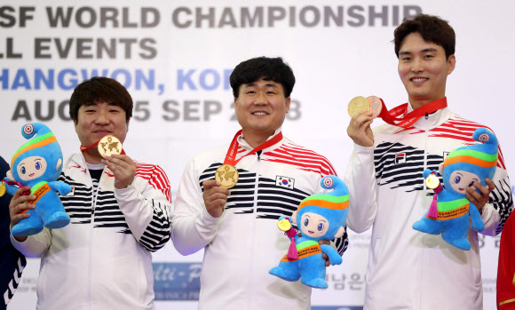 4일 경남 창원시 의창구 창원국제사격장에서 열린 2018 창원 세계사격선수권대회 남자 50m 권총 단체전 결선 경기 후 열린 시상식에서 한국의 박대훈(왼쪽), 한승우(가운데), 이대명(오른쪽)이 금메달을 들어보이며 포즈를 취하고 있다.  창원 연합뉴스