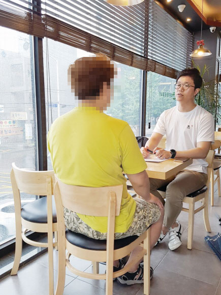 치매에 걸린 남편의 폭력을 견디다 못해 둔기로 내리친 이옥자(75·가명)씨의 아들 정진규(48·왼쪽)씨가 잊고 싶었던 당시의 기억을 힘겹게 되살리고 있다. 오른쪽은 본지 탐사기획부 이성원 기자.