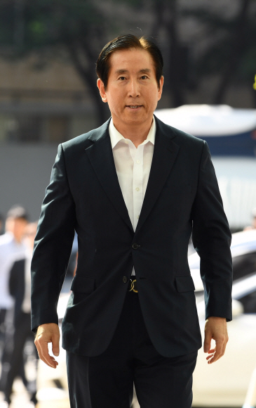 이명박 정부 시절 경찰의 댓글공작을 총 지휘한 혐의를 받고 있는 조현오 전 경찰청장이 피의자 신분으로 조사를 받기 위해 5일 오전 서울 서대문구 경찰청으로 출석하고 있다.2018.9.5. 도준석 기자 pado@seoul.co.kr