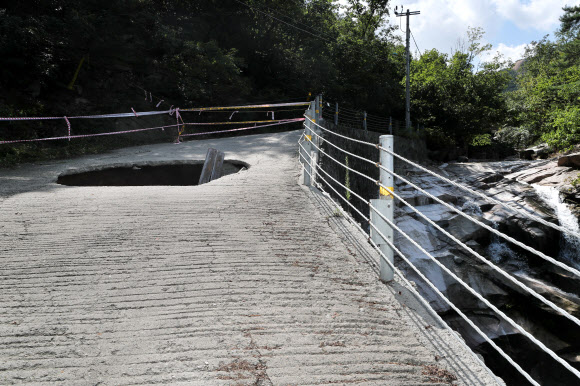 땅꺼짐에 빠진 지게차