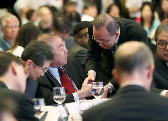 문정인 찾아와 인사하는 반기문