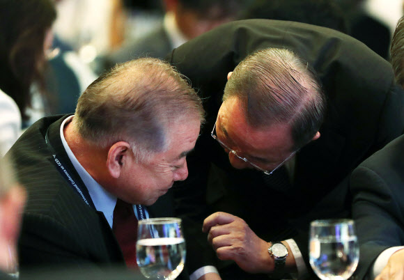 문정인 찾아와 인사하는 반기문