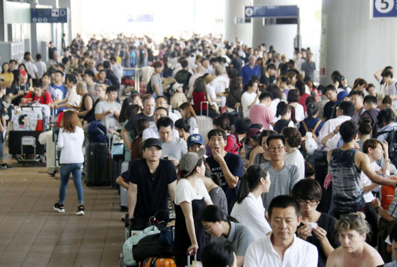 태풍 제비로 日간사이공항 폐쇄…고립된 5천명 버스·배로 탈출