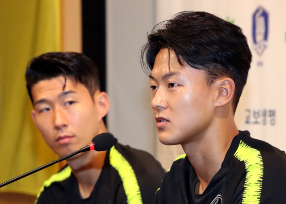 인터뷰하는 손흥민-이승우
