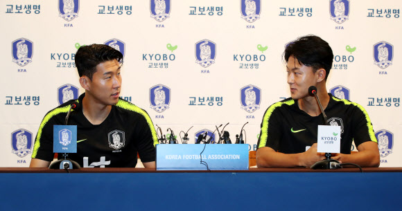 인터뷰하는 손흥민-이승우