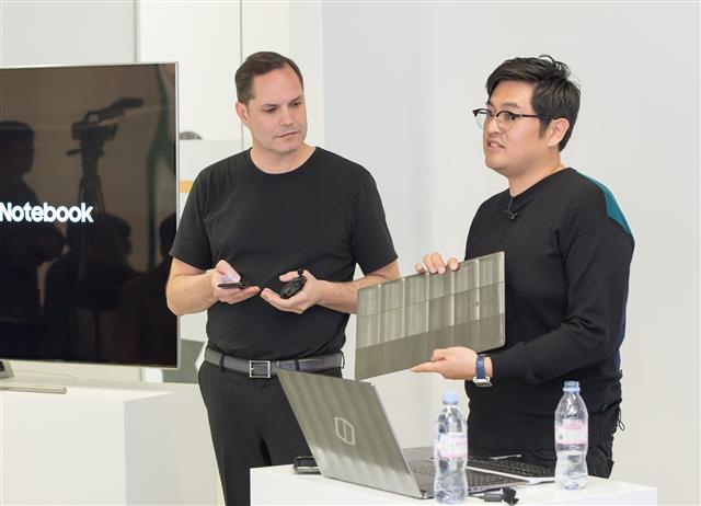펠리스 헤크(왼쪽) 삼성유럽디자인연구소장과 여홍구 부소장이 지난 3일(현지시간) 영국 런던에 있는 연구소에서 게이밍 PC ‘오딧세이’ 개발에 관해 설명하고 있다.  삼성전자 제공