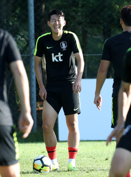 활짝 웃는 손흥민