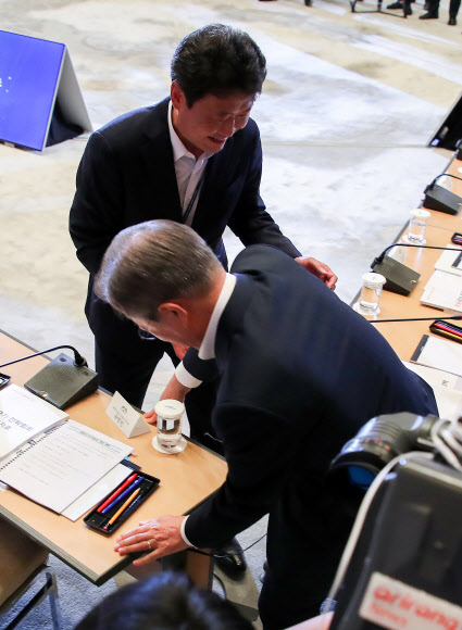 막힌 책상사이 뛰어넘은 문 대통령, 당황하는 의전비서관