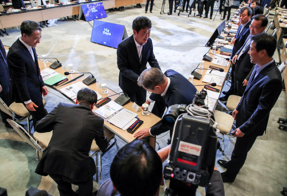 막힌 대통령 입장 동선, 뛰어넘은 문 대통령