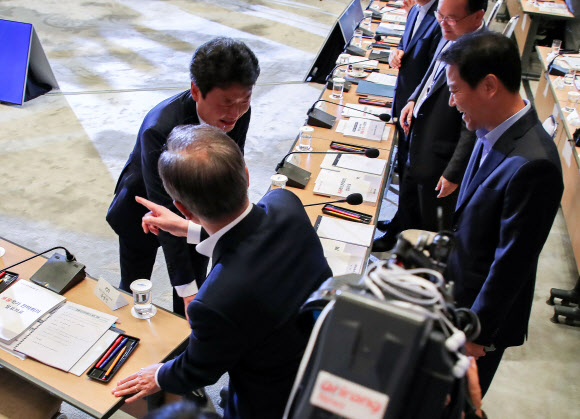 당황하는 의전비서관, 막힌 곳 뛰어 넘은 문 대통령