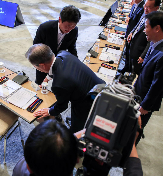 막힌 책상사이 뛰어넘은 문 대통령, 당황하는 의전비서관