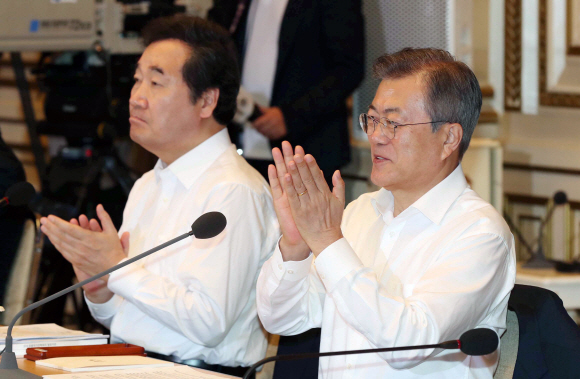 문재인 대통령이 6일 청와대에서 열린 포용국가전략회의에서 주재 발표를 들은 뒤 박수를 치고  있다. 2018. 9. 6. 도준석 기자 pado@seoul.co.kr