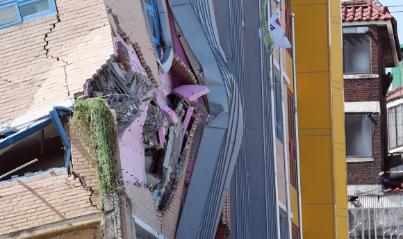 7일 서울 동작구 상도동 다세대주택 공사장의 흙막이가 무너지며 상도유치원 건물이 일부 무너지고 기울어 있다.2018. 9. 7. 박윤슬 기자 seul@seoul.co.kr