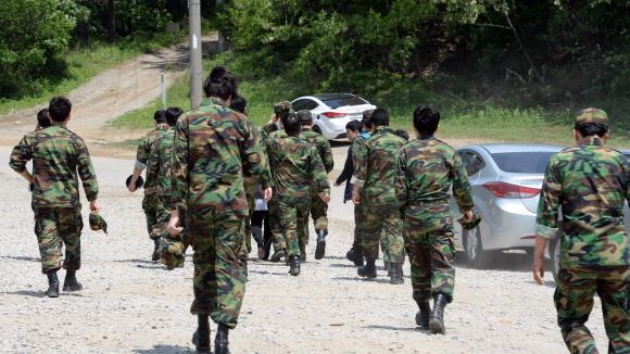 군 구조개편으로 훈련장이 통합되면 예비군들의 교통비는 더욱 크게 올라갈 것으로 예상된다. 사진은 훈련을 마치고 집으로 돌아가는 예비군들. 서울신문 DB