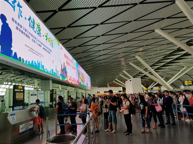 광시성 난링 공항의 대형 간판과 승객들.