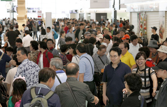 국제선 운항 재개에 붐비는 일본 신치토세공항