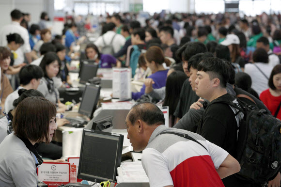 국제선 운항 재개에 붐비는 일본 신치토세공항
