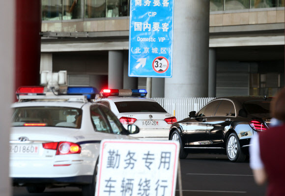 중국 공안 호위 받는 정의용 실장 차량