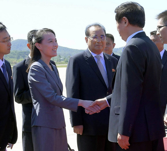 김정은 북한 국무위원장의 여동생 김여정(왼쪽 두 번째) 당 제1부부장이 8일(현지시간) 평양 국제 공항에 도착한 중국 리잔수(栗戰書) 전국인민대표대회(전인대) 상무위원장과 환영인사를 나누고 있다. 중국의 권력서열 3위인 리잔수 상무위원장은 9일 북한 정권 수립 70주년 행사에 참석할 예정이다. AP 연합뉴스